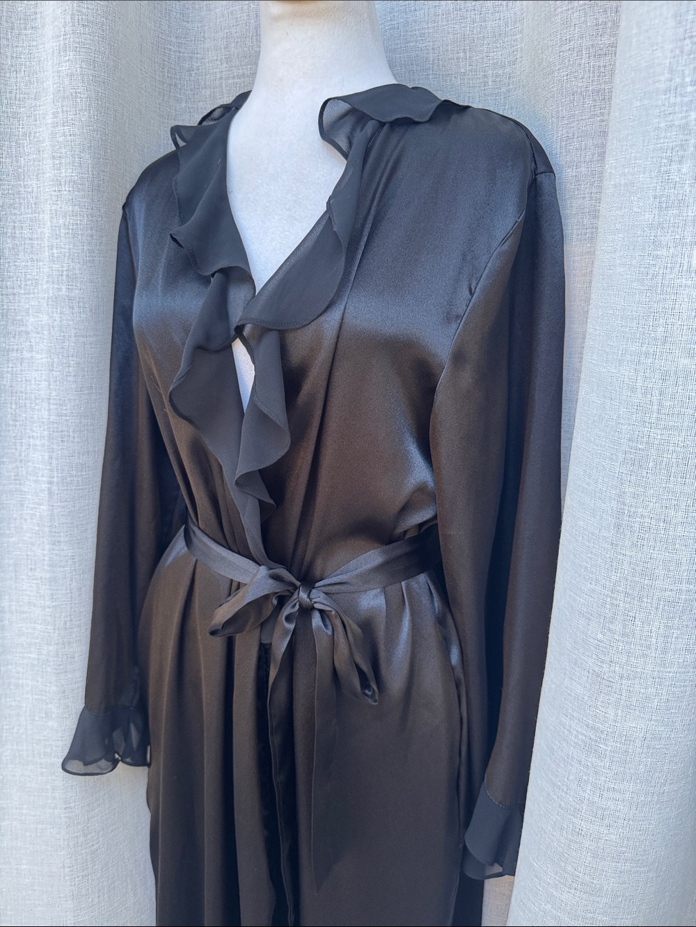 Oscar de la Renta elegant black long silk robe ruffled shawl collar